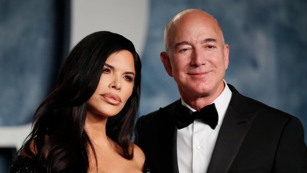 ty phu jeff bezos dinh hon voi nha bao lauren sanchez hinh 1