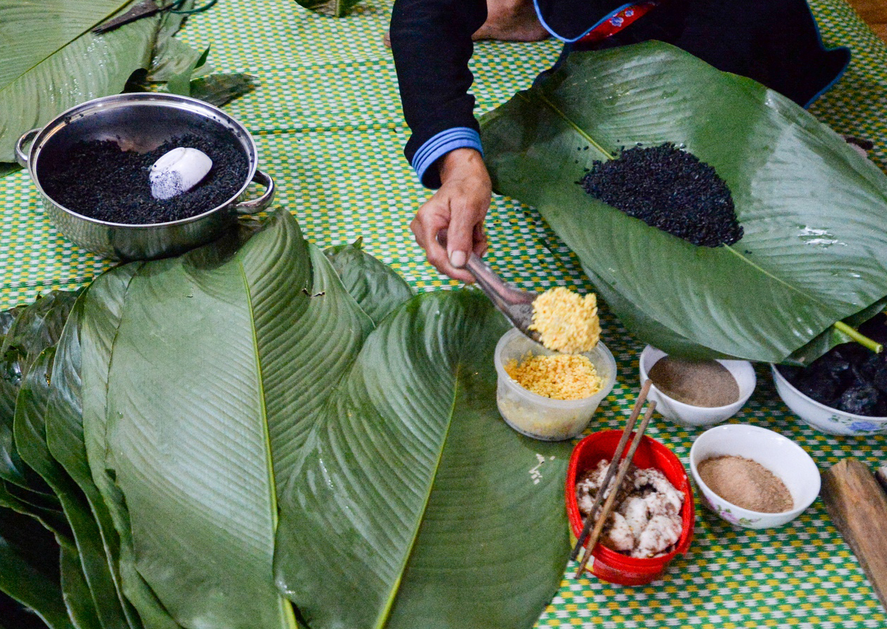 Độc đáo bánh chưng đen trong Tết cổ truyền của dân tộc Tày, Thái ở Yên Bái- Ảnh 4.