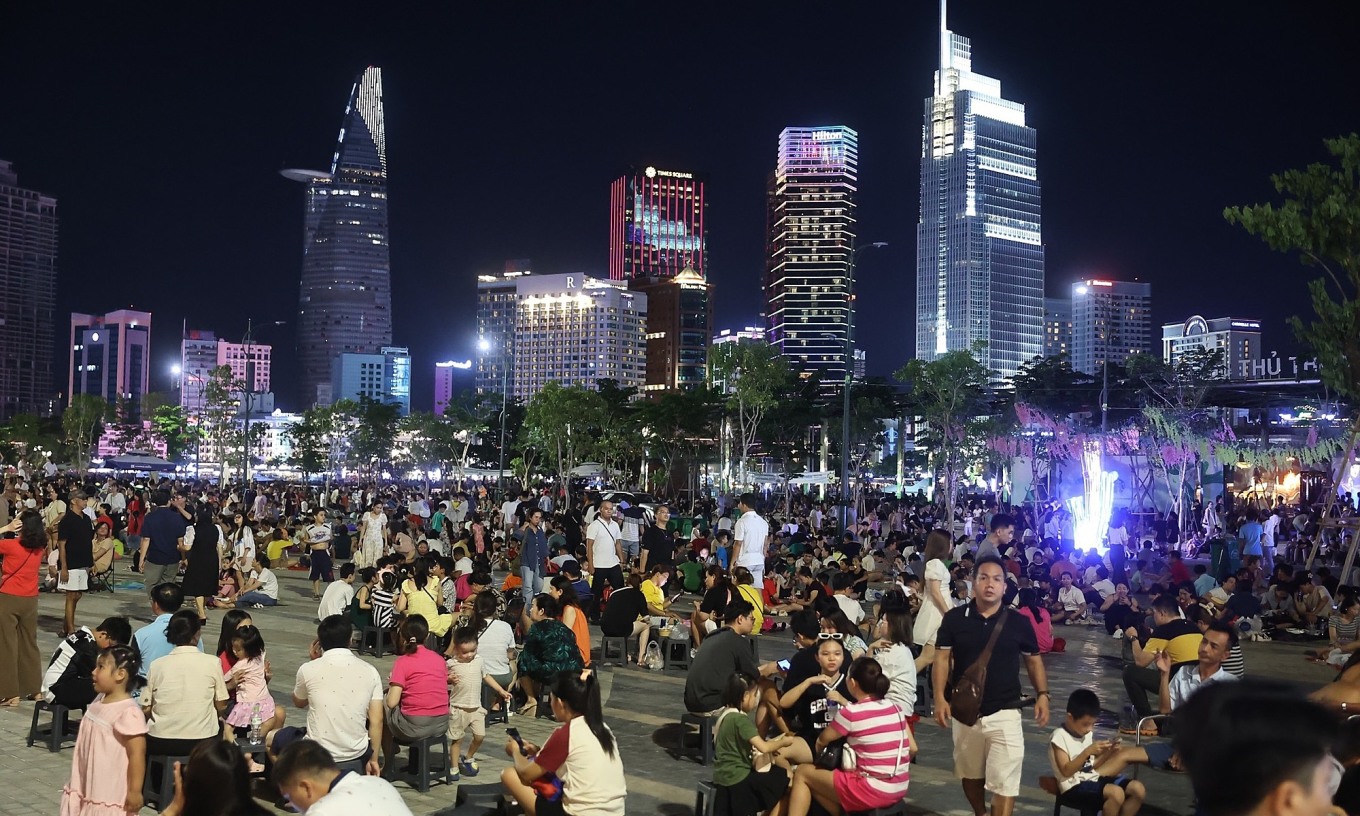 La gente acude al centro de la ciudad de Ho Chi Minh para ver los fuegos artificiales.