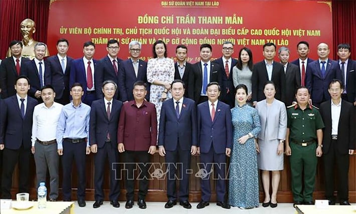 Le président de l'Assemblée nationale, Tran Thanh Man, avec des fonctionnaires et du personnel de l'ambassade du Vietnam au Laos. Photo : Thong Nhat