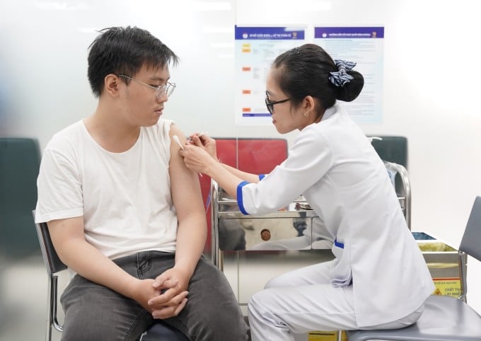 Người chồng cũng cần tiêm vaccine để phòng bệnh cho bản thân và ngăn nguy cơ lây nhiễm bệnh cho vợ. Ảnh: Mộc Thảo