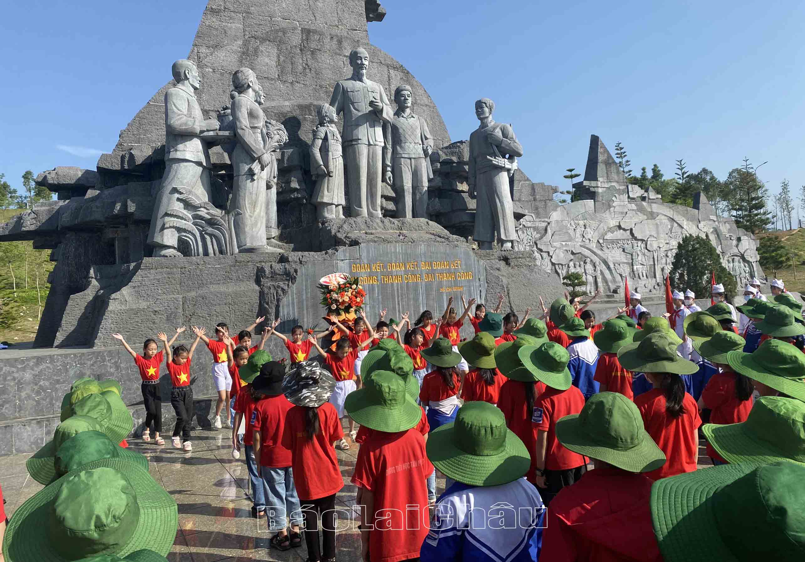 Sôi nổi chương trình văn nghệ.