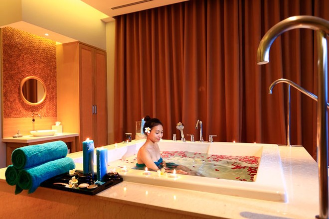 Gäste des Novotel Danang können sich nicht nur das Feuerwerk ansehen, sondern erhalten auch eine Reihe von Anreizen. Foto 4