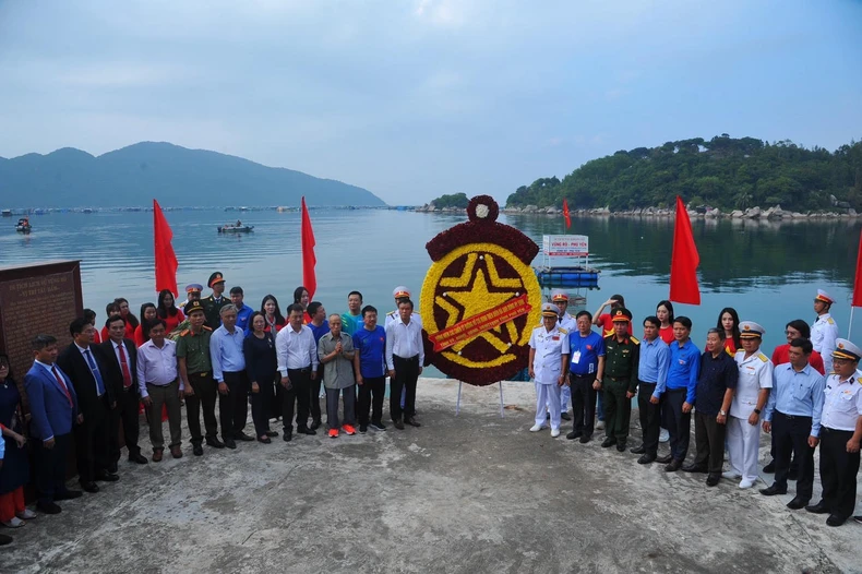 Homenaje y conmemoración a los heroicos mártires en el muelle de Vung Ro, foto 1