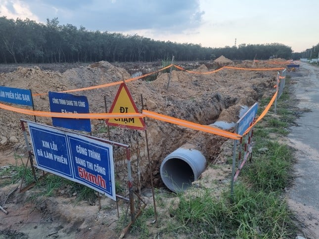 Kontrastreiche Szenen beim Bau der Schnellstraße Bien Hoa – Vung Tau, Foto 1