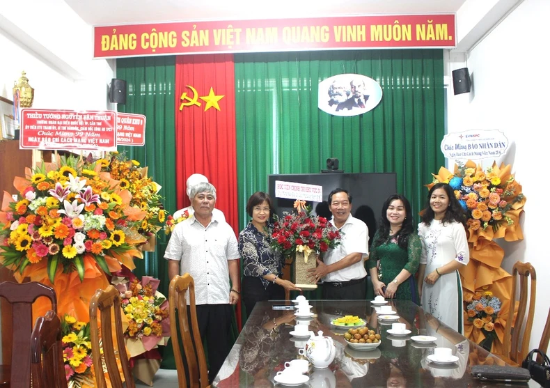 Many agencies and units congratulate the Standing Office of Nhan Dan Newspaper in Can Tho photo 4