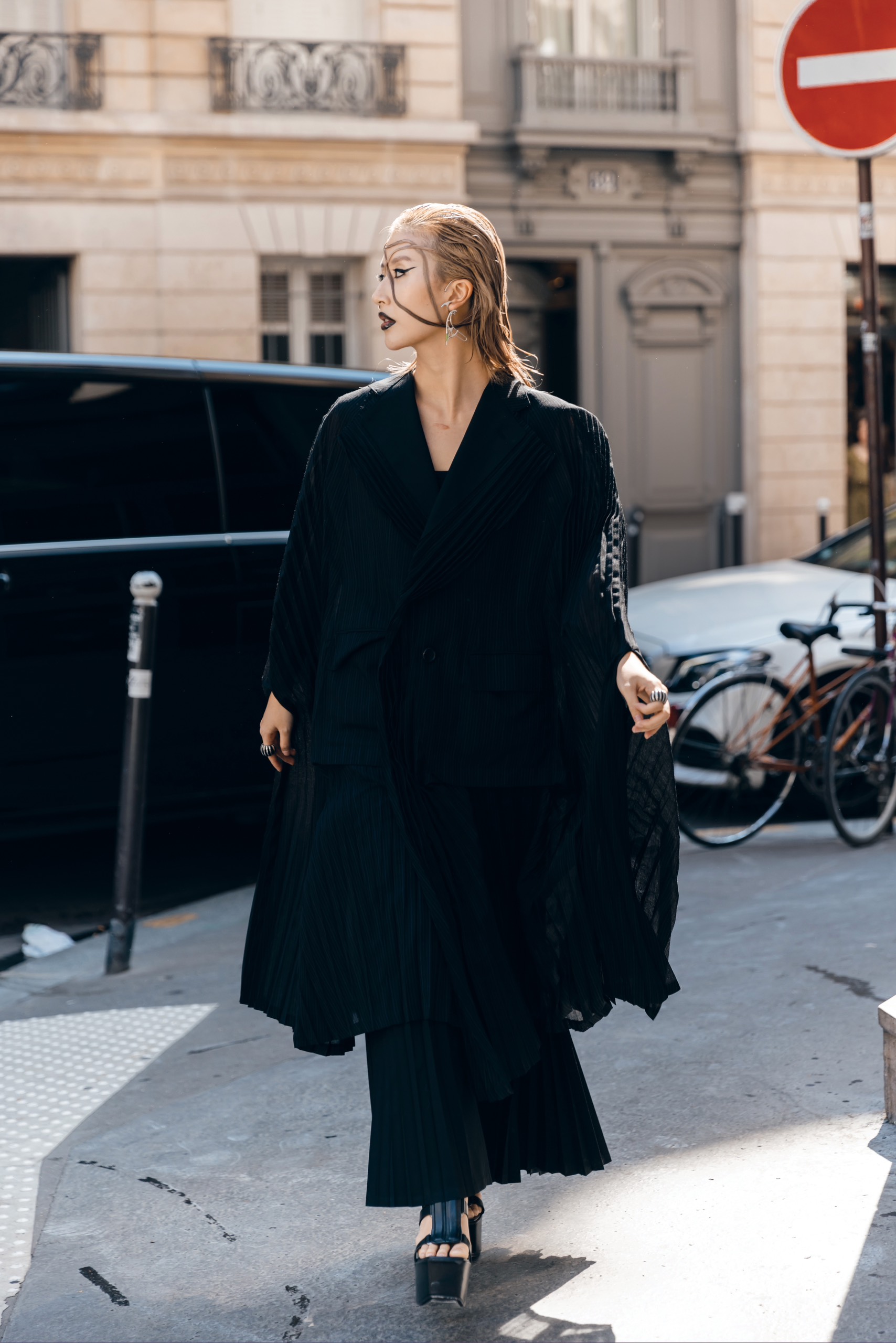 Dùng tóc để makeup, Quỳnh Anh Shyn lên thẳng The New York Times - Ảnh 14.