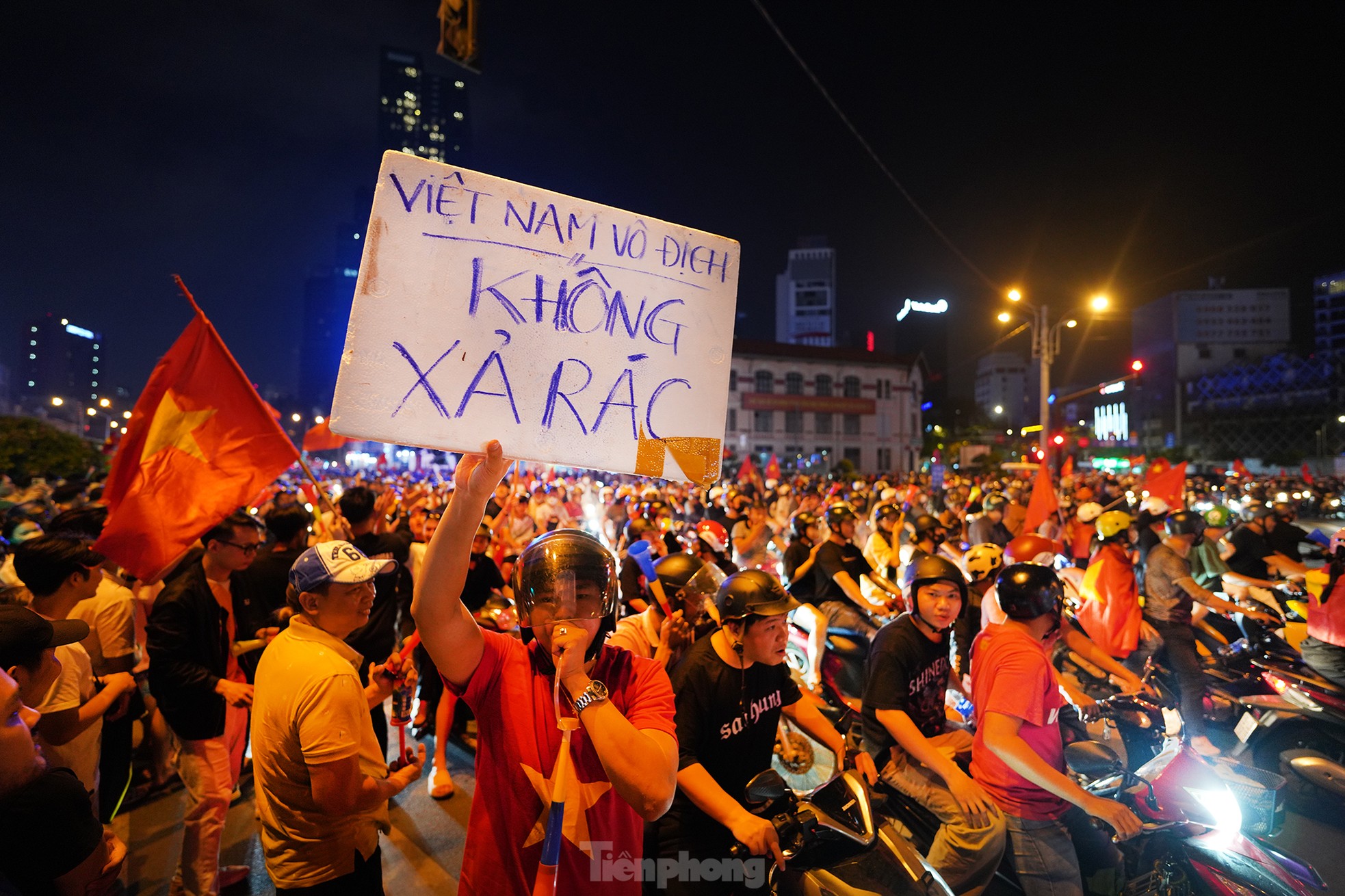 Ho Chi Minh City fans dye Ben Thanh market and central streets red photo 13