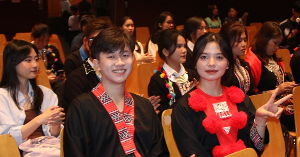 Welcome new Dao ethnic students to Hanoi to study