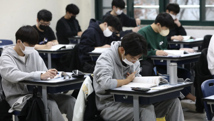 Südkoreanische Schüler legen am 17. November 2022 an einer Schule in Seoul die nationale Aufnahmeprüfung für das College ab. (Foto: Getty)