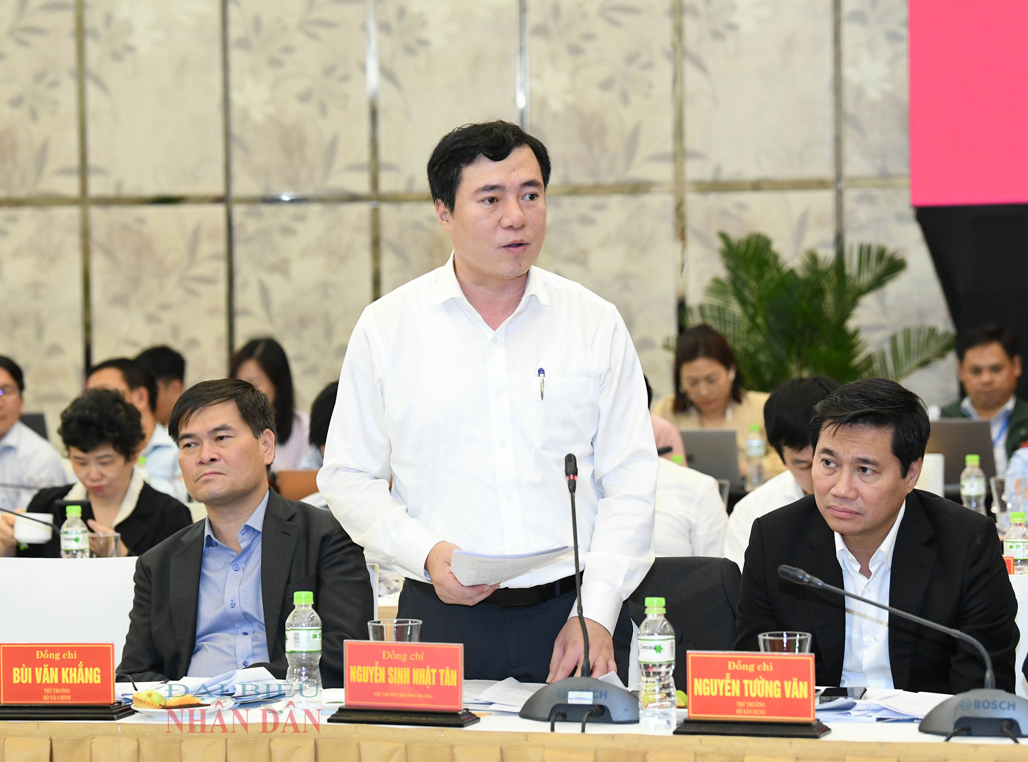 국회의장 Vuong Dinh Hue는 Khanh Hoa 성 당위원회 상임위원회와 협력합니다.