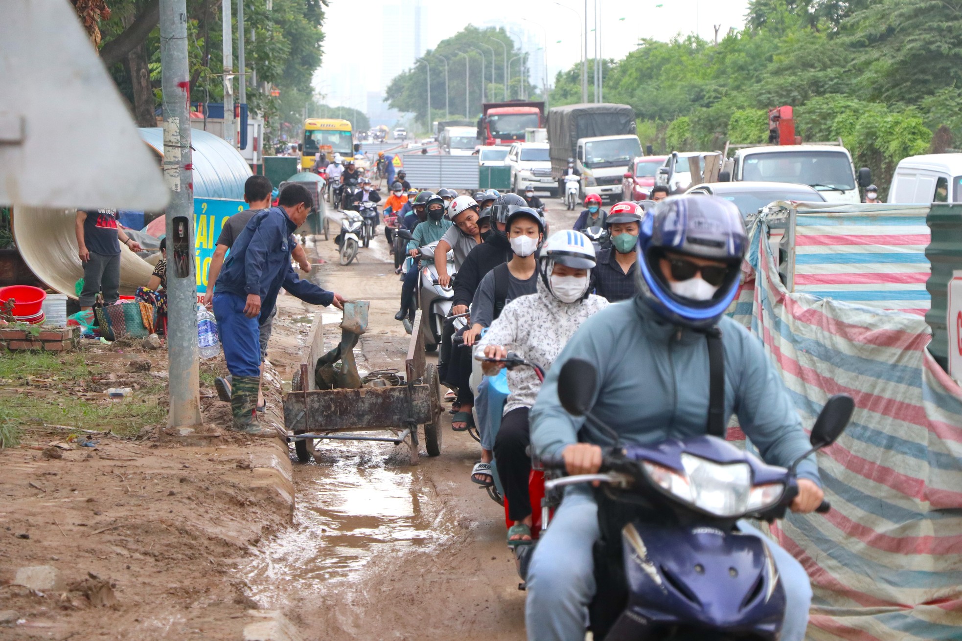 Construction 'bunkers' cause insecurity and traffic jams on Thang Long Avenue photo 4