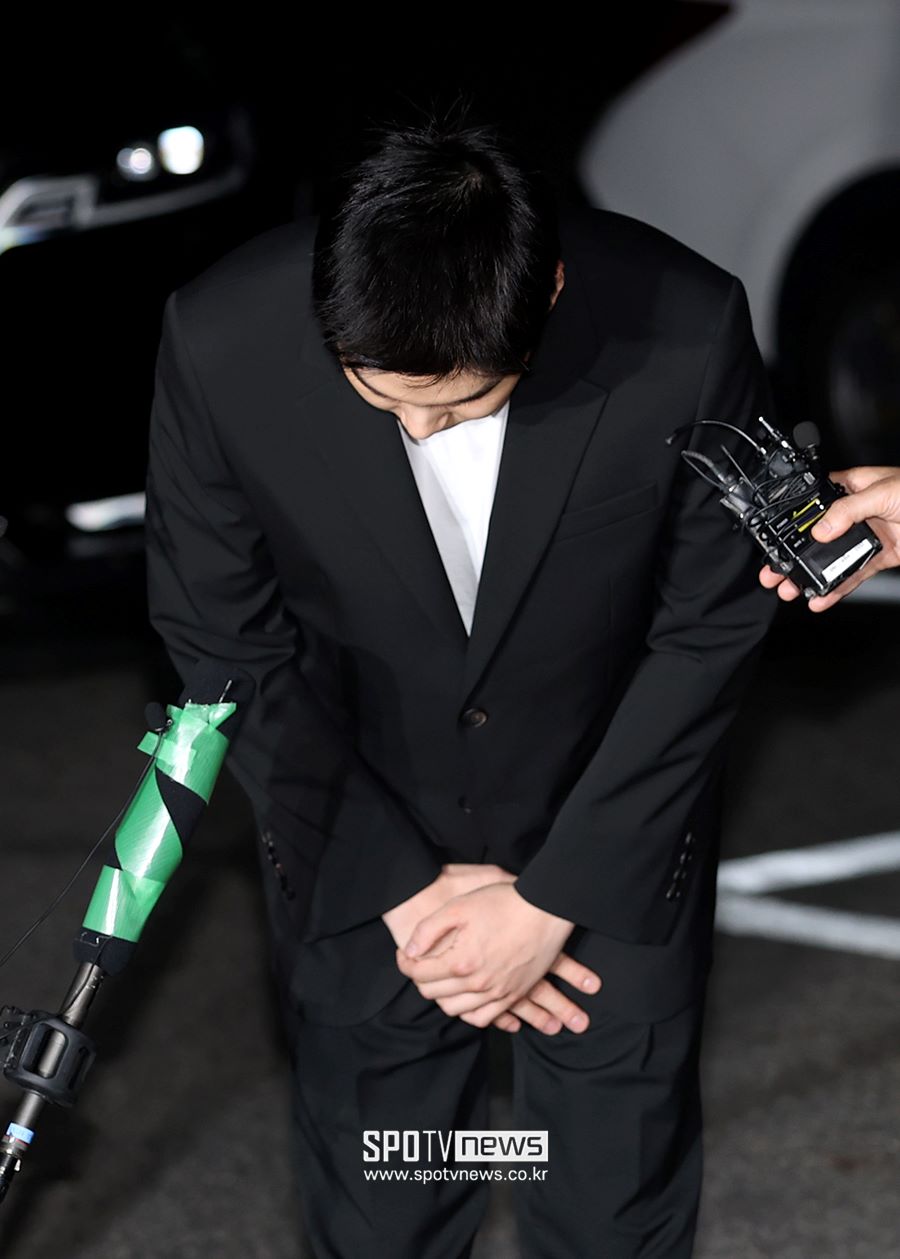 ซูก้าก้มศีรษะและสัญญาว่าจะให้ความร่วมมืออย่างซื่อสัตย์ในระหว่างการสอบสวน ภาพ: ควัก ฮเยมี, SpoTV News