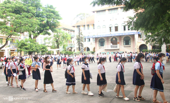 Die Schüler stellen sich im Hof ​​der Tran Dai Nghia High School auf, bevor sie den Prüfungsraum betreten, und konkurrieren um einen Platz in der 6. Klasse, 6/2022. Foto: Thu Huong