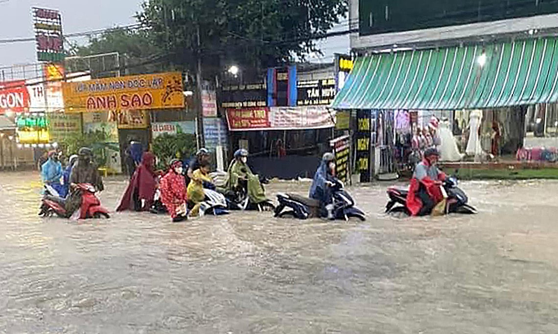 Many roads in Dong Nai were flooded after heavy rain.