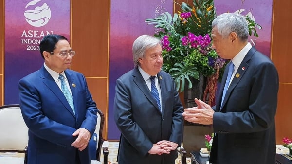 Premierminister Pham Minh Chinh spricht mit dem singapurischen Premierminister Lee Hsien Loong und dem Generalsekretär der Vereinten Nationen, Antonio Guterres