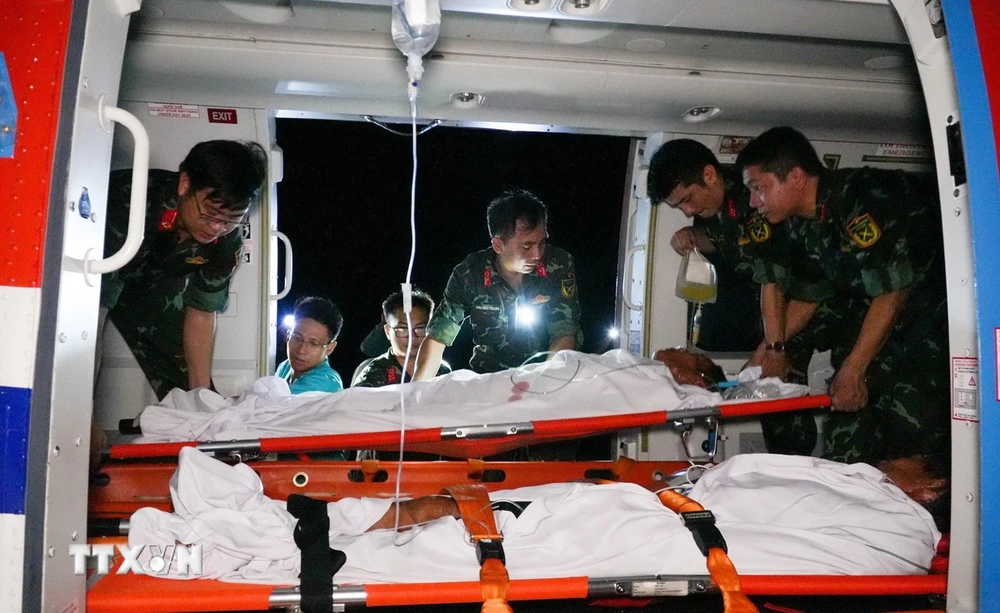 Transporte de pacientes desde la isla de Truong Sa al continente. (Foto: VNA)