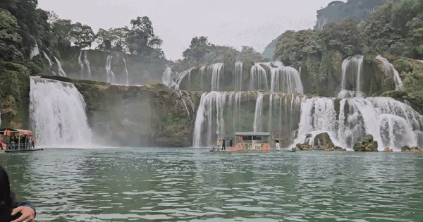 Touristen sind von der majestätischen, unberührten Schönheit des Ban-Gioc-Wasserfalls fasziniert.