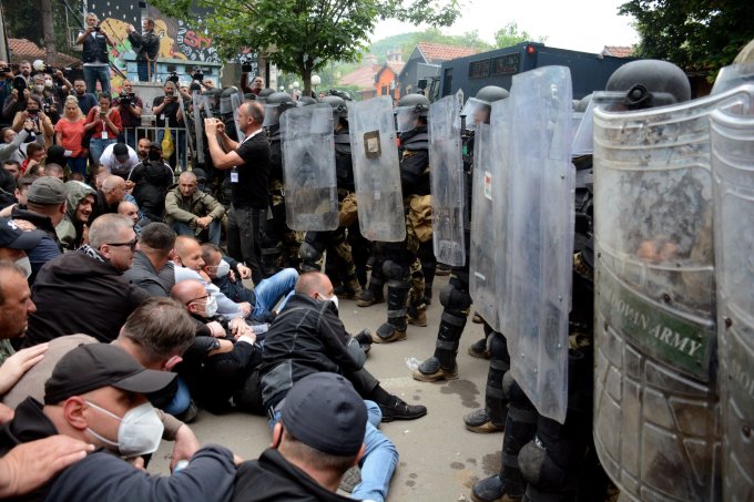 Ethnic Serb community faces riot police in the town of Zvecan, northern Kosovo on May 29. Photo: AFP