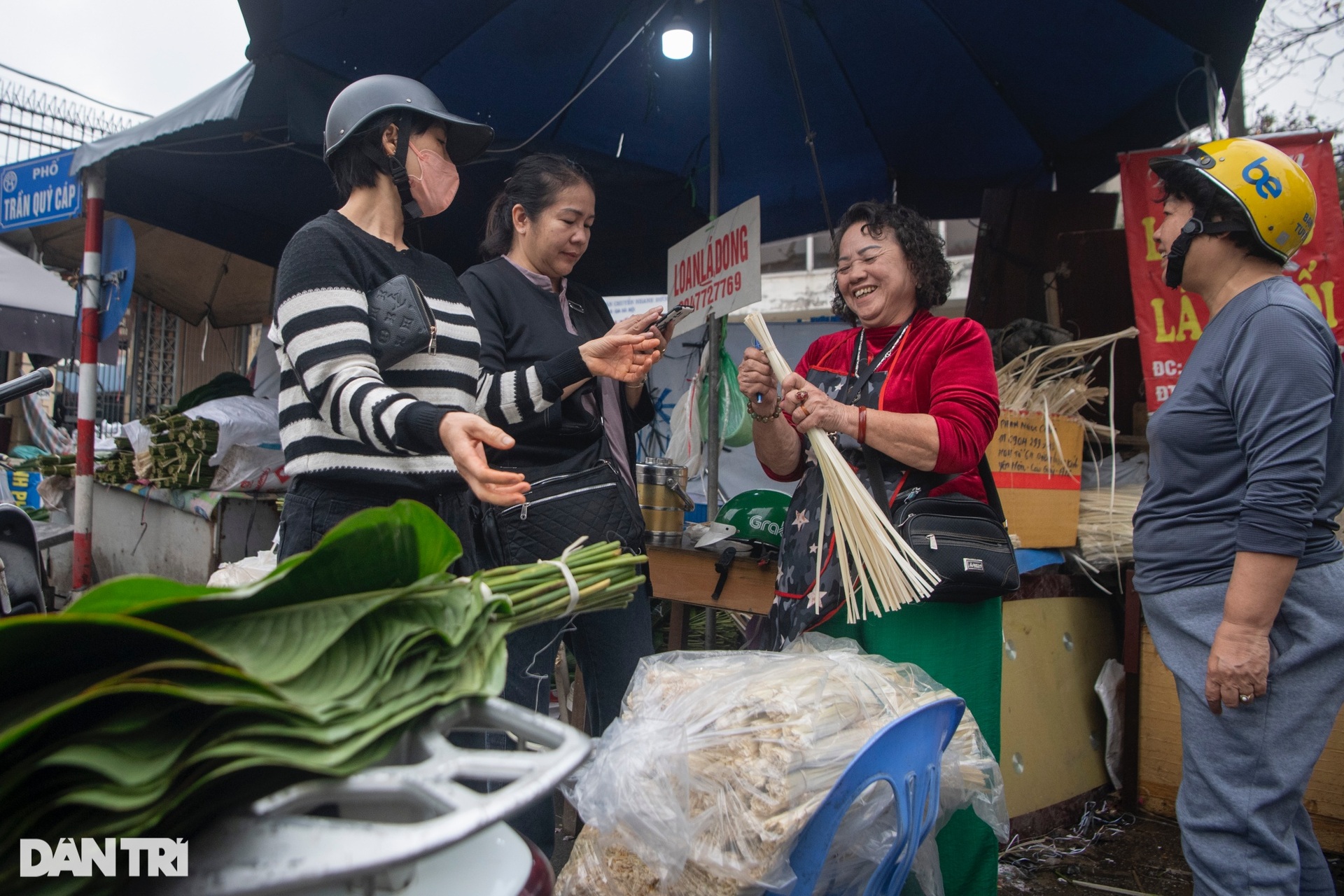 Lá dong đắt gấp 3, người dân vẫn phấn khởi mua gói bánh chưng - 7