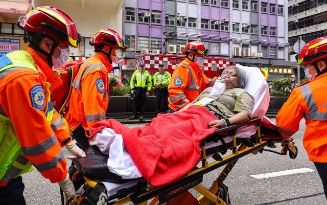 Monde - Important incendie dans un immeuble à Hong Kong (Chine), 40 victimes (Photo 6).