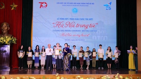 Giáo sư Hàn Quốc viết "Hà Nội là sao vàng trong tôi"