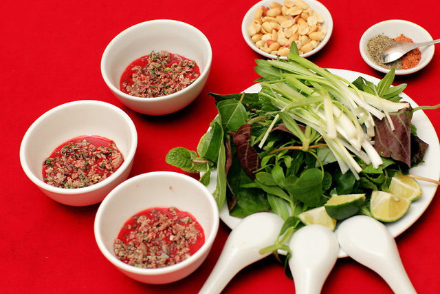 Du khách nước ngoài không nên ăn và uống những thứ này ở Việt Nam - Ảnh 2.