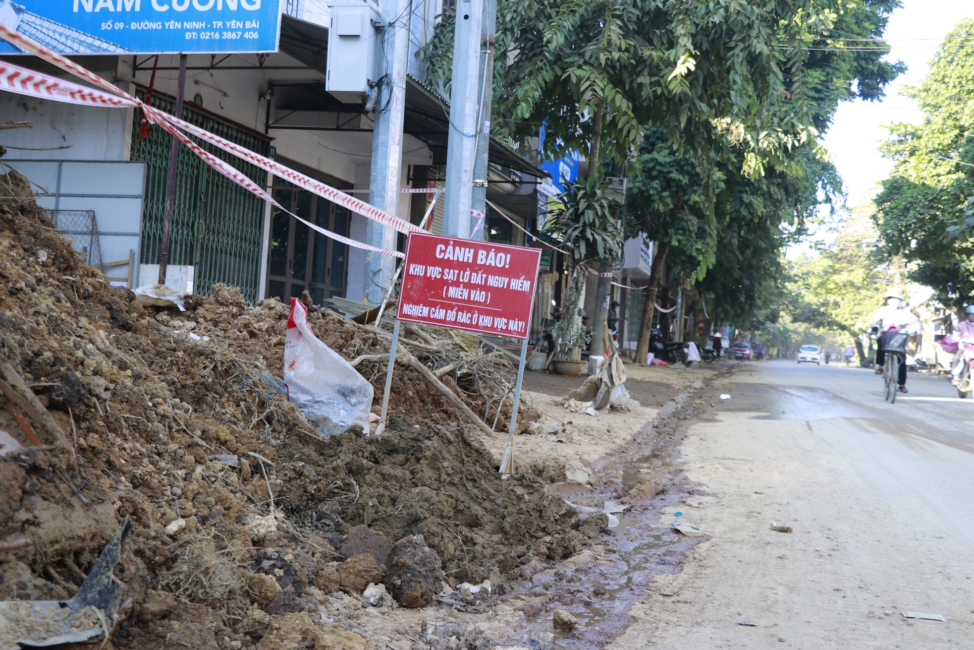 Schlamm und Müll verunreinigen viele Straßen in Yen Bai, Foto 20
