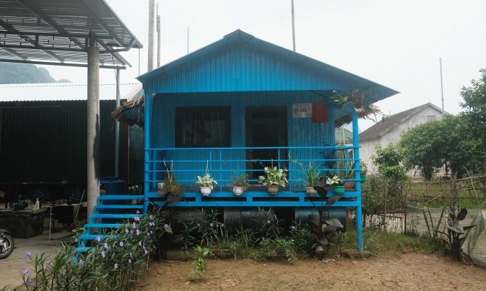 Une maison d'hôtes rurale à Tan Hoa est équipée de barils fixés en dessous pour aider la maison à se relever en cas d'inondation. Photo : Tu Nguyen