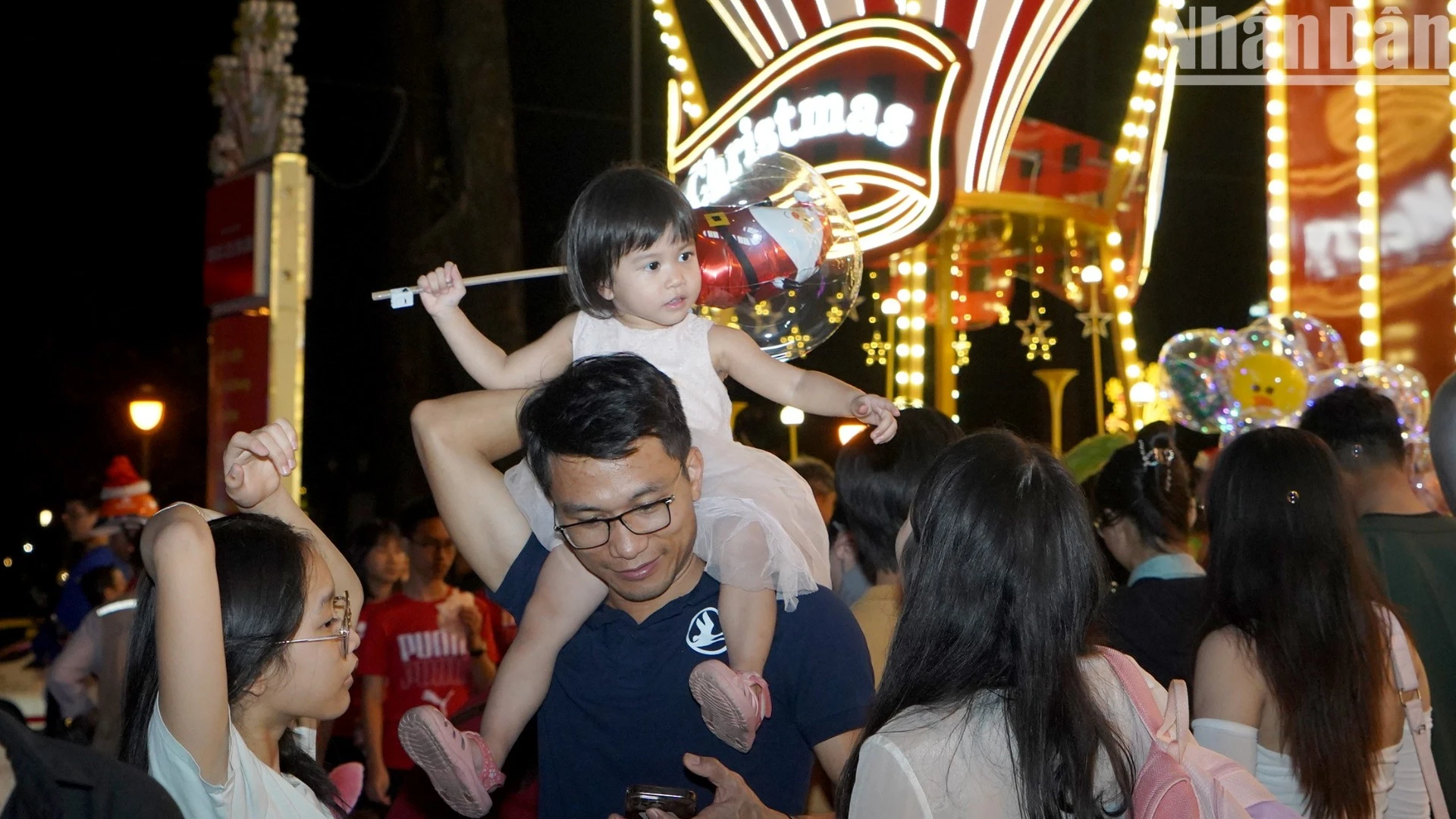 [Photo] Bustling Christmas Eve atmosphere in Ho Chi Minh City photo 7