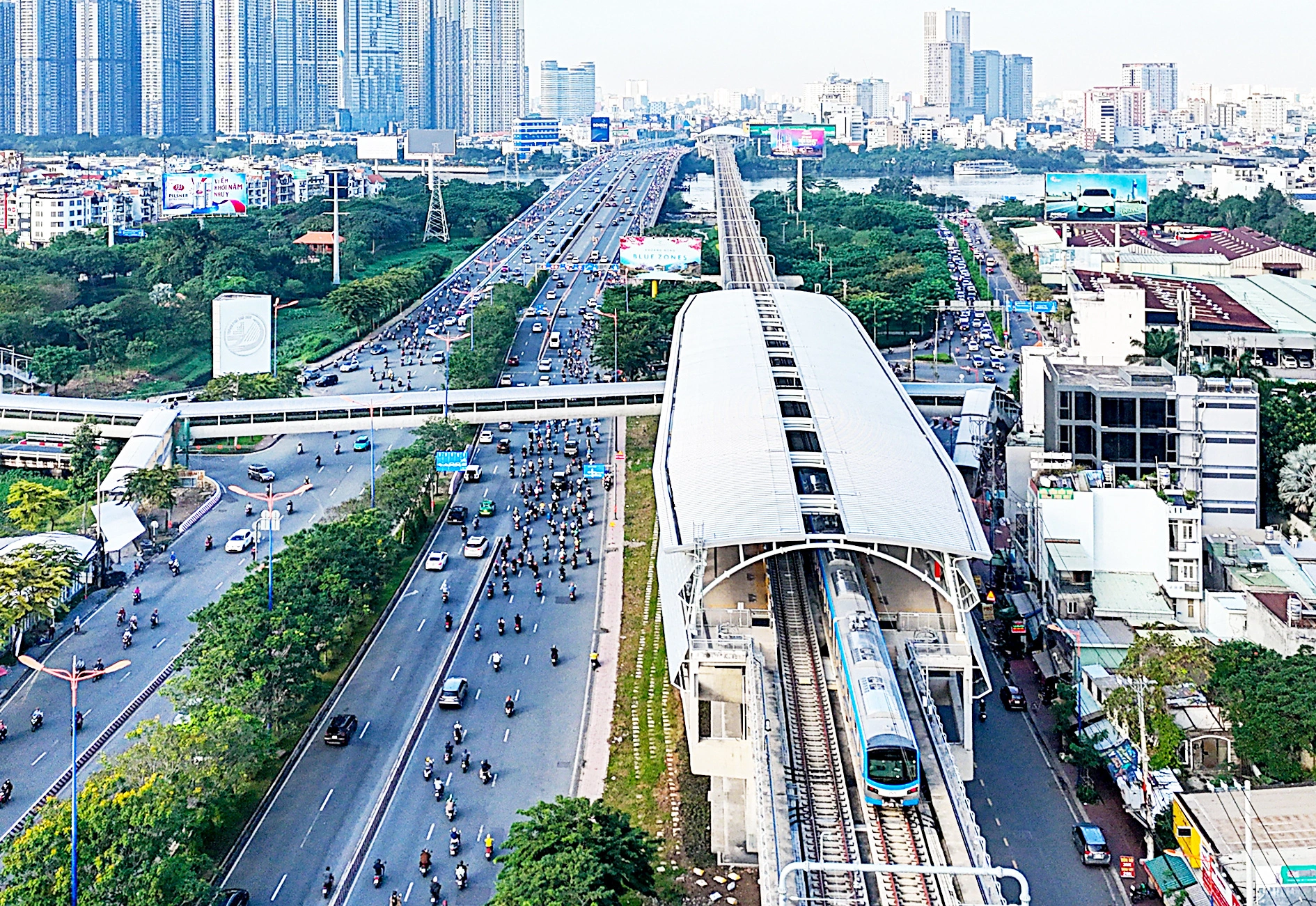 รถไฟฟ้าเปลี่ยนเส้นทางไปโรงเรียนและที่ทำงาน