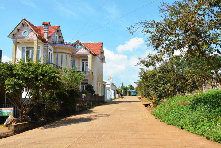 Many people accept buying houses far away because they cannot afford the sky-high prices of houses in Hanoi. (Illustration photo)