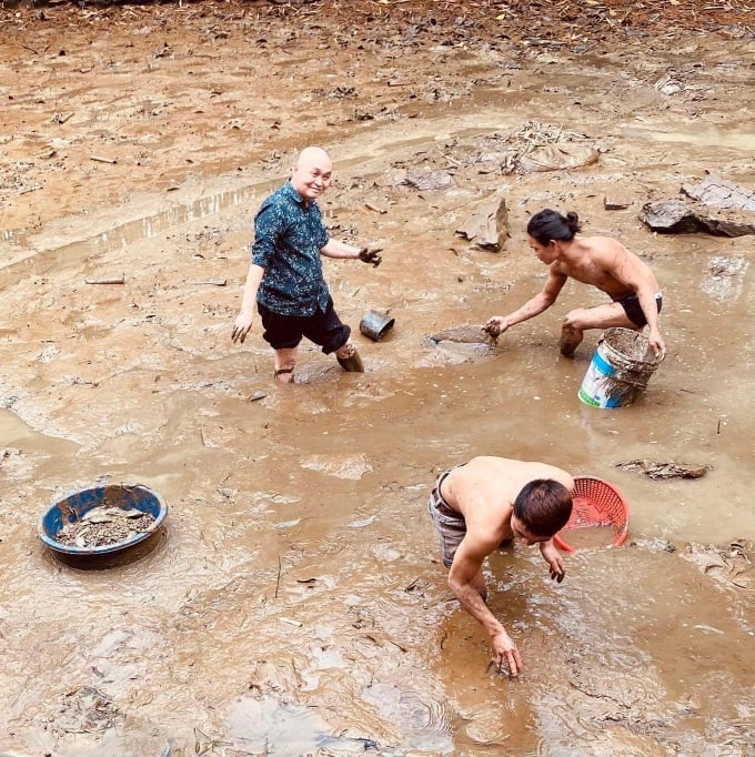 Xuân Hinh đến thăm mẹ Tự Long, kể chuyện bị Táo xã hội gọi là... anh  - 3