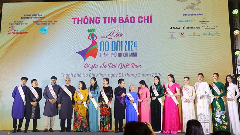 El Festival Ao Dai de la ciudad de Ho Chi Minh 2024 cumple 10 años de desarrollo foto 2