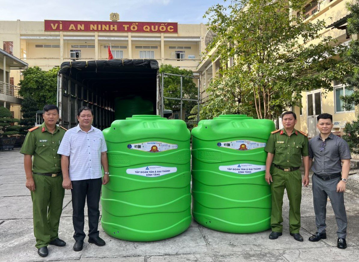 Ceremonia de donación de tanques de agua para la vida diaria y la prevención de incendios a la policía de comunas y distritos de la ciudad de Phu Quoc