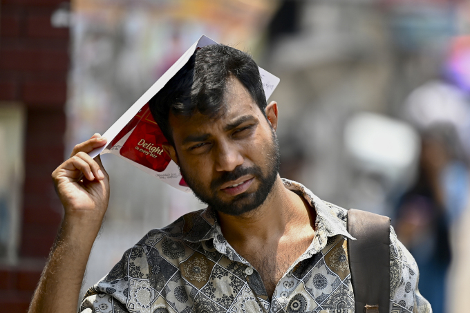 Ein Mann geht am 6. Juni in der heißen Sonne in Dhaka, Bangladesch, spazieren. Foto: AFP