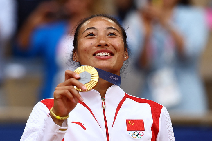 Zheng Qinwen tạo 'địa chấn', quần vợt Trung Quốc lần đầu giành HCV đơn nữ Olympic- Ảnh 1.