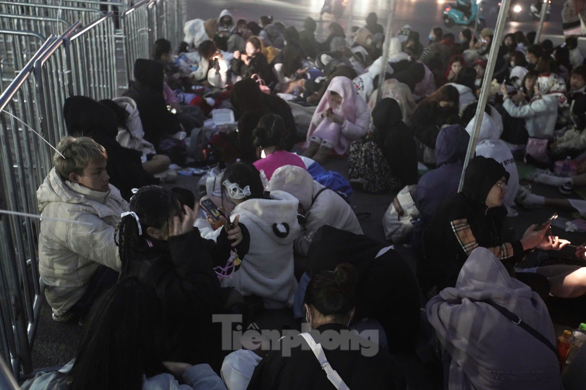 Largas filas de espectadores cubiertos con bufandas, sentados y durmiendo justo frente al Estadio My Dinh foto 13