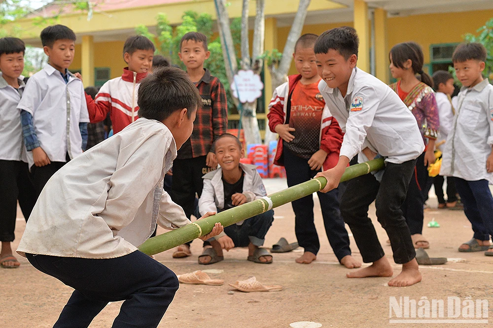 Trong veo, mộc mạc và hồn nhiên những công dân "nhí" vùng cao Nậm Vì ảnh 8