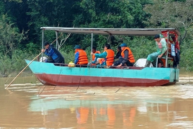 5 people trapped in the forest in Thanh Hoa made a raft to cross the flood to get home