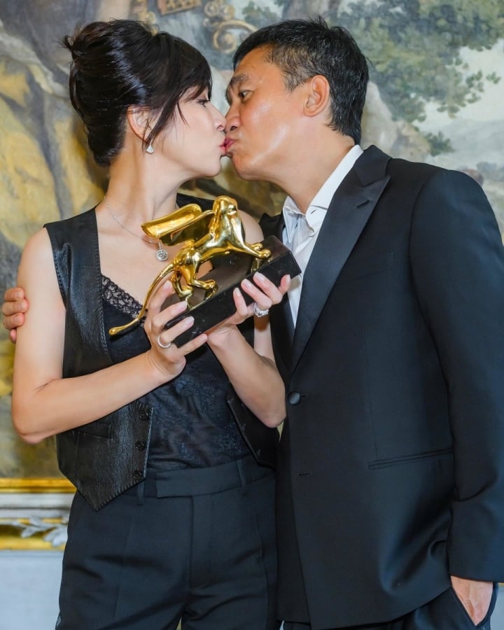 Carina Lau បានបង្ហោះរូបថតថើប Tony Leung របស់នាងដើម្បីអបអរសាទរគាត់ក្នុងការឈ្នះពានរង្វាន់ 