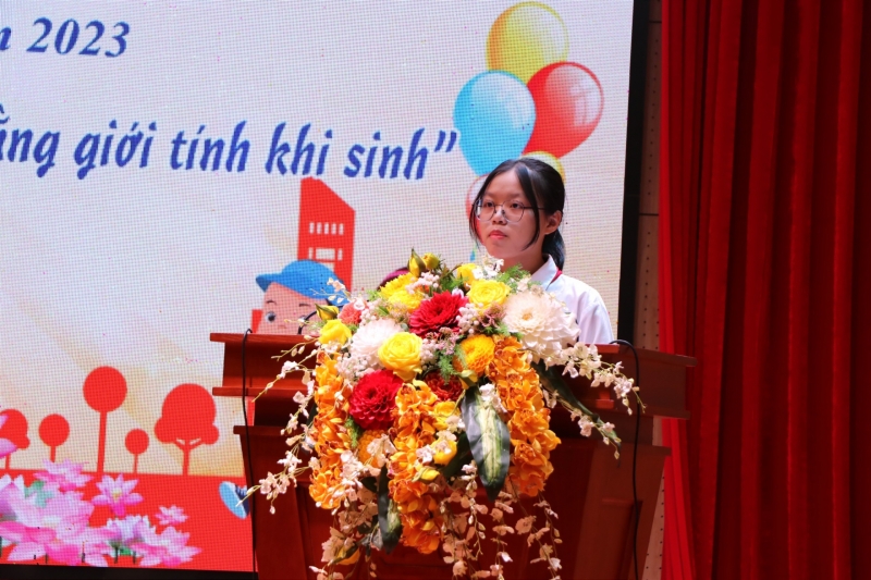 Phung Thi Ha Vi shared at the Conference to honor good and studious girls in exemplary families that have well implemented population policies.