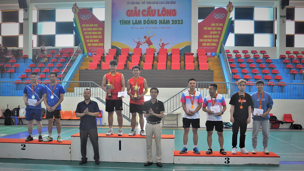 การมอบรางวัลชนะเลิศประเภทคู่ชาย ไม่จำกัดอายุ
