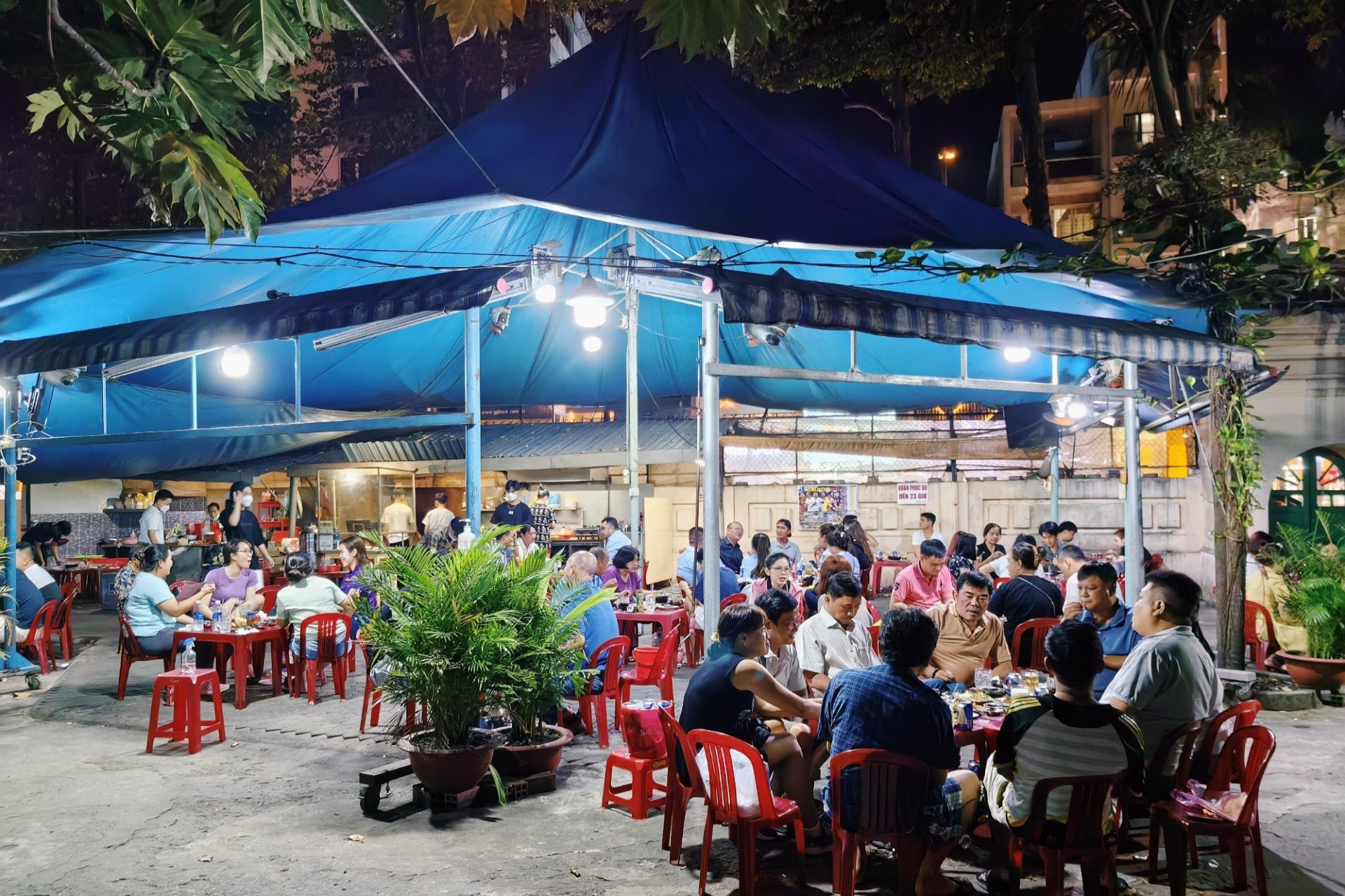 Restaurant with 'chilling' name, customers love it, lining up to enjoy it in HCMC