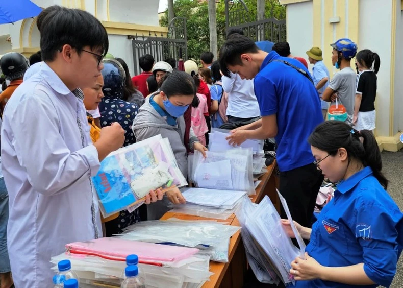 Thanh Hoa fehlten 439 Kandidaten am ersten Tag der High-School-Abschlussprüfung 2024 Foto 2