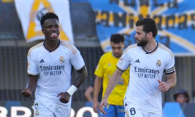 Vinicius Junior (trái) mừng bàn gỡ hòa 1-1 cho Real Madrid trước Las Palmas trên sân Gran Canaria, Quần đảo Canary, Tây Ban Nha, vòng 22 La Liga ngày 27/1/2024. Ảnh: EFE