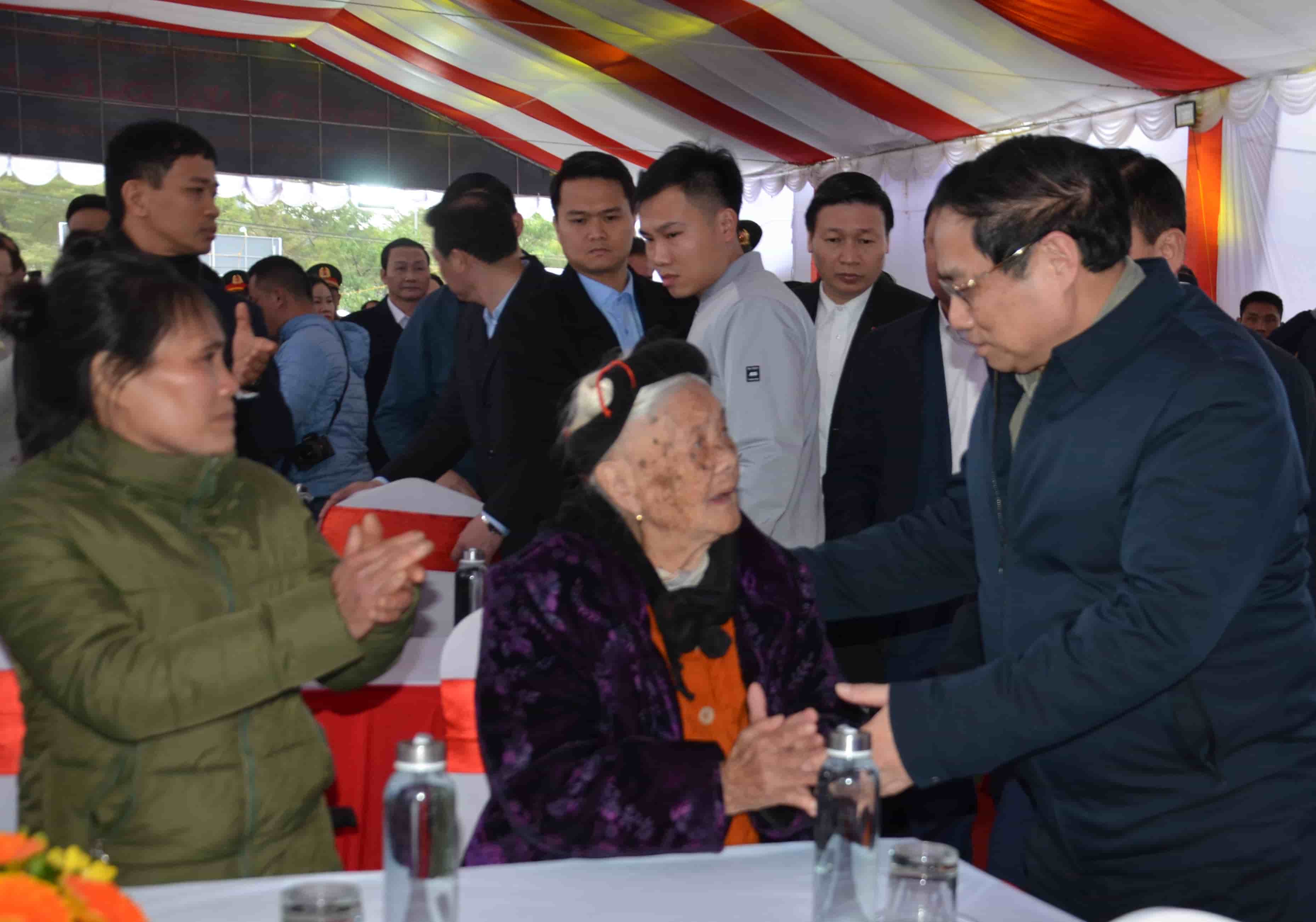 Prime Minister Pham Minh Chinh visits and encourages families of meritorious people. Photo: Nguyen Truong