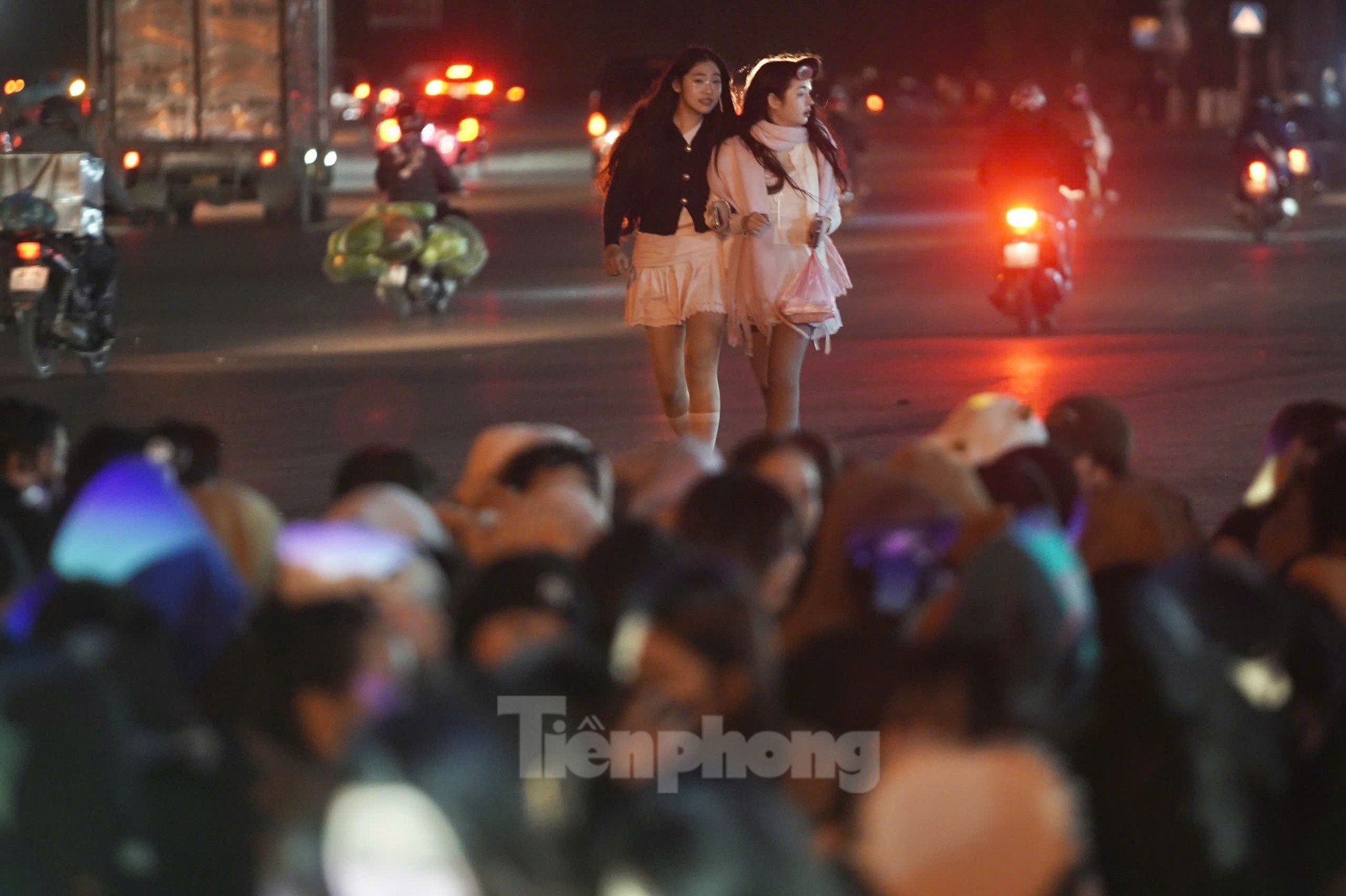 Largas filas de espectadores cubiertos con bufandas, sentados y durmiendo justo frente al Estadio My Dinh, foto 19