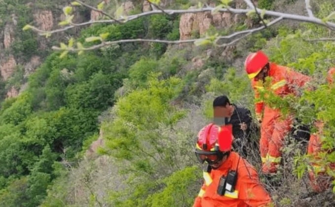 Des secouristes sur les lieux d'un accident dans le village de Siming, ville de Jingxi, le 19 mai. Photo : Sohu