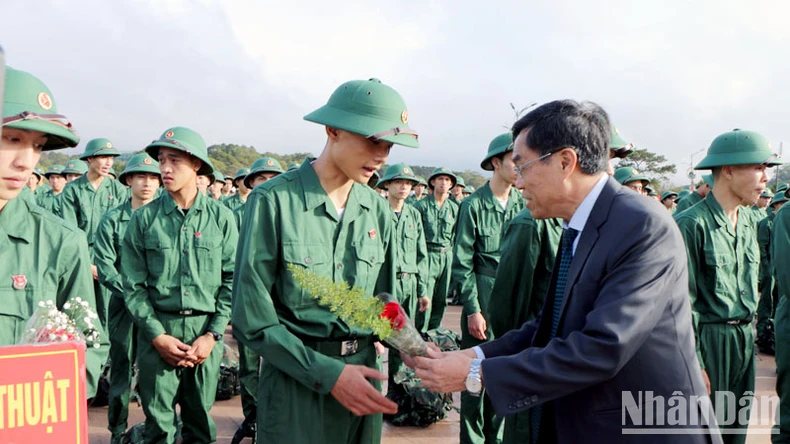 Thanh niên Lâm Đồng nô nức lên đường thực hiện nghĩa vụ thiêng liêng với Tổ quốc ảnh 1